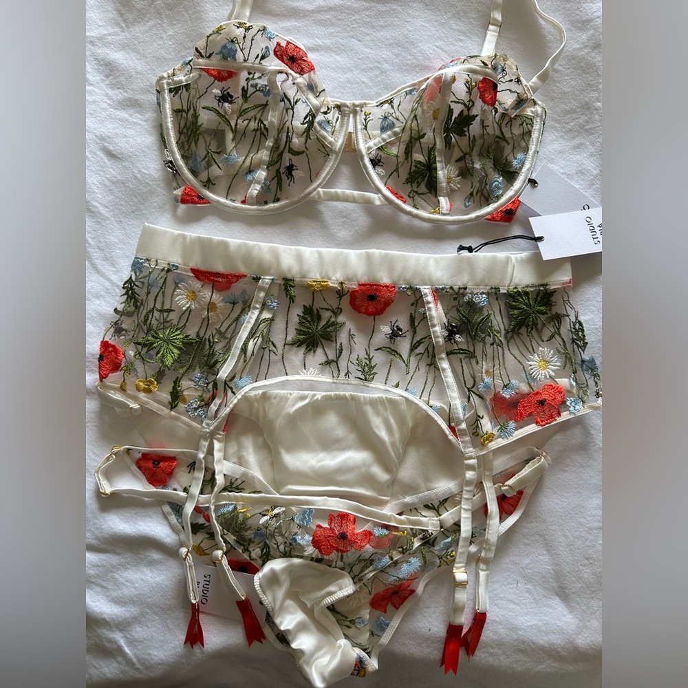 NWT Rare Studio Pia Flora Full White Silk Embroidered Floral Lingerie Set - Picture 3 of 15